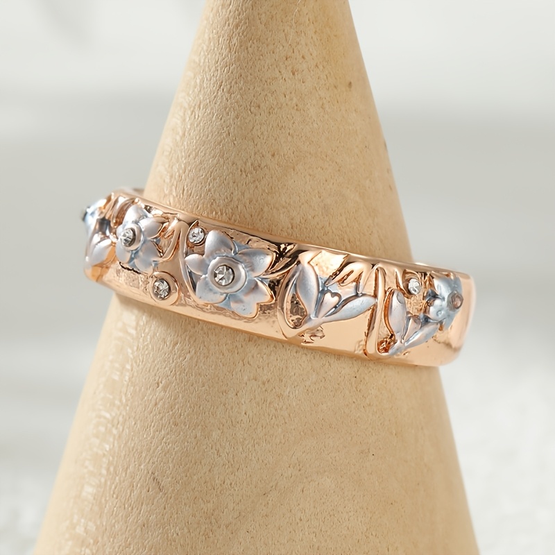 Elegant Floral Contour Ring with Enameled Design